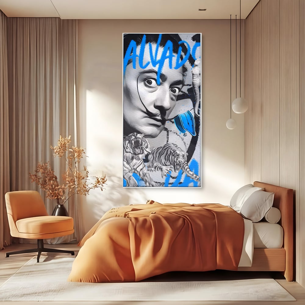 Tablou canvas cu tablou canvas cu salvador dali si tigri, in rama de aluminiu argintiu, pe perete intr-un dormitor